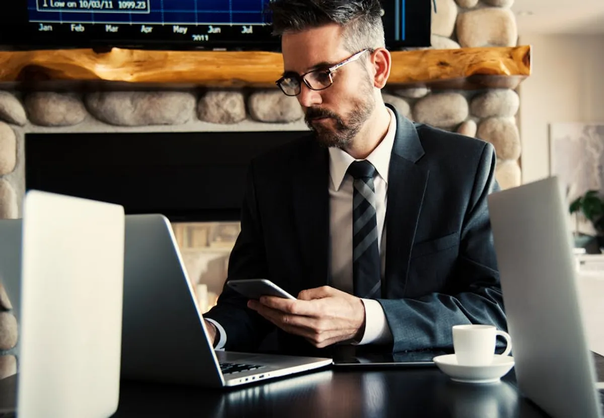Best Contact Page Examples and Conversion Tips